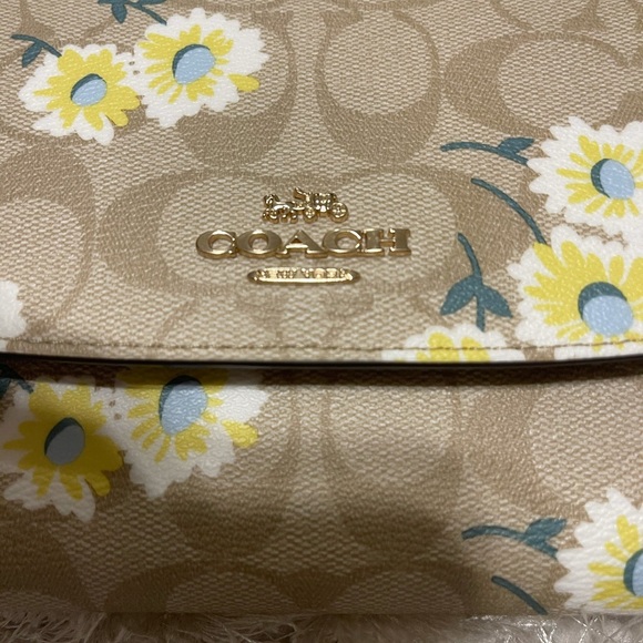 ❌SOLD ❌🌻 Crossbody In Signature Canvas With Daisy Print - Picture 3 of 12